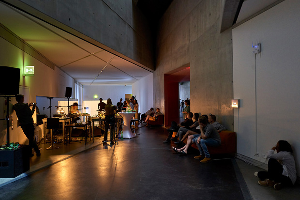 For the Gallery Weekend, the five musicians of Monika Werkstatt working with the music legend Gudrun Gut will immerse the light installation res.o.nant by Mischa Kuball with electronic sounds.